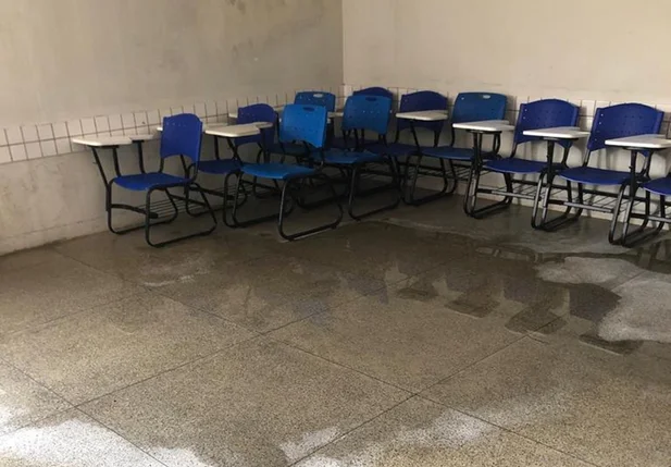 Situação da sala de aula do CCS da Uespi campus Pirajá