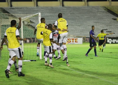 Time do River comemorando gol