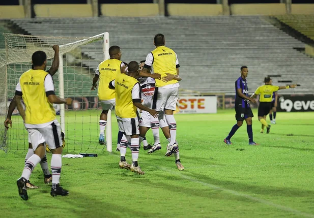 Time do River comemorando gol