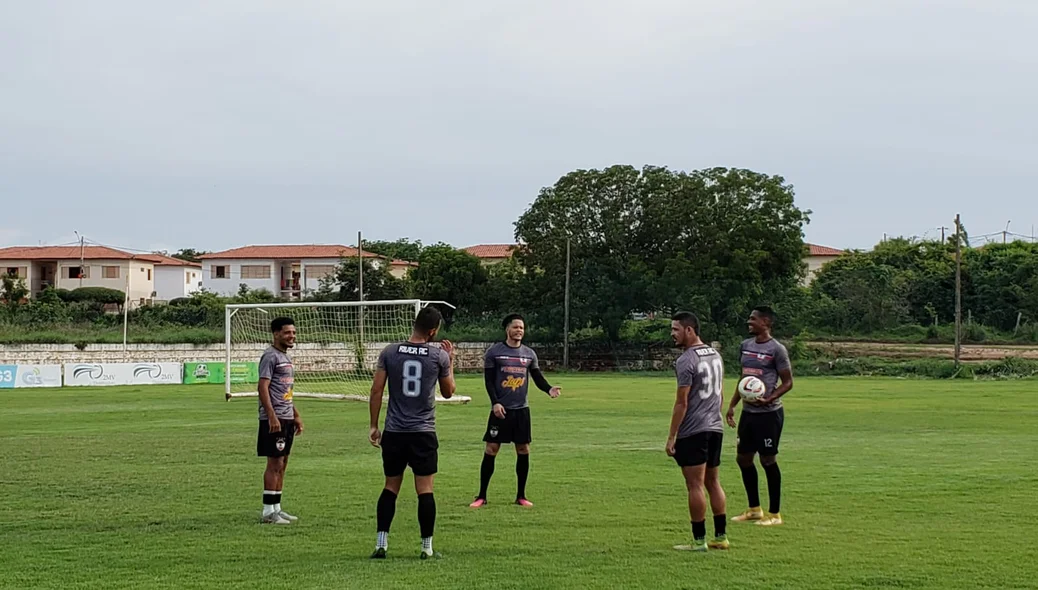 Típico treino do bobinho entre os jogadores do River