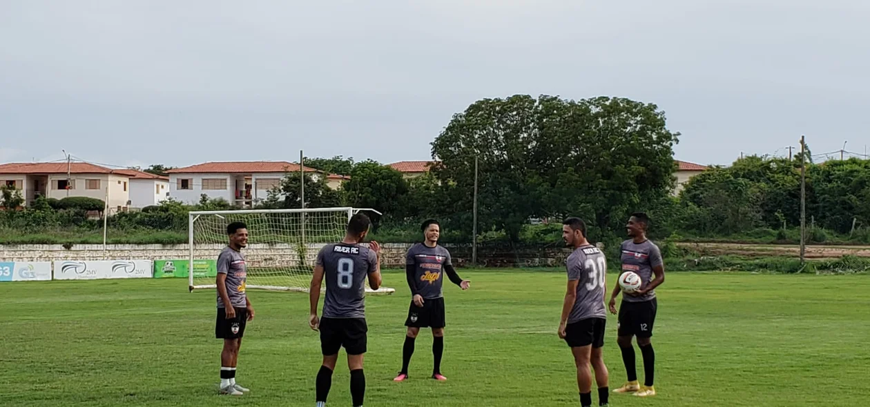 Típico treino do bobinho entre os jogadores do River