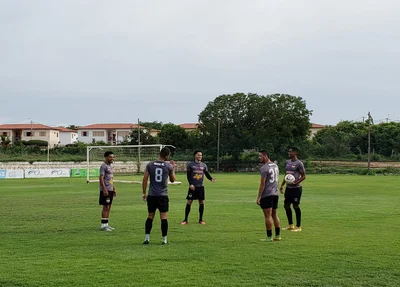 Típico treino do bobinho entre os jogadores do River