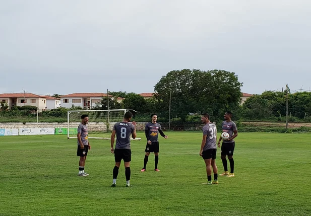 Típico treino do bobinho entre os jogadores do River