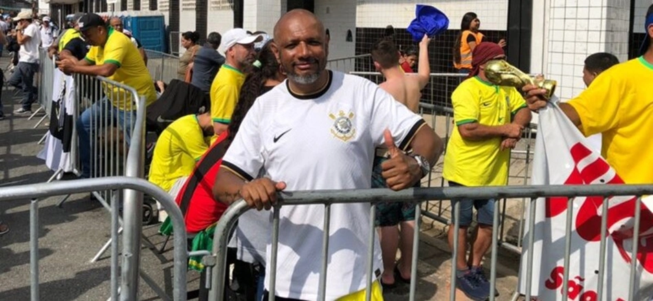Torcedor do Corinthians viaja para prestar homenagem a Pelé