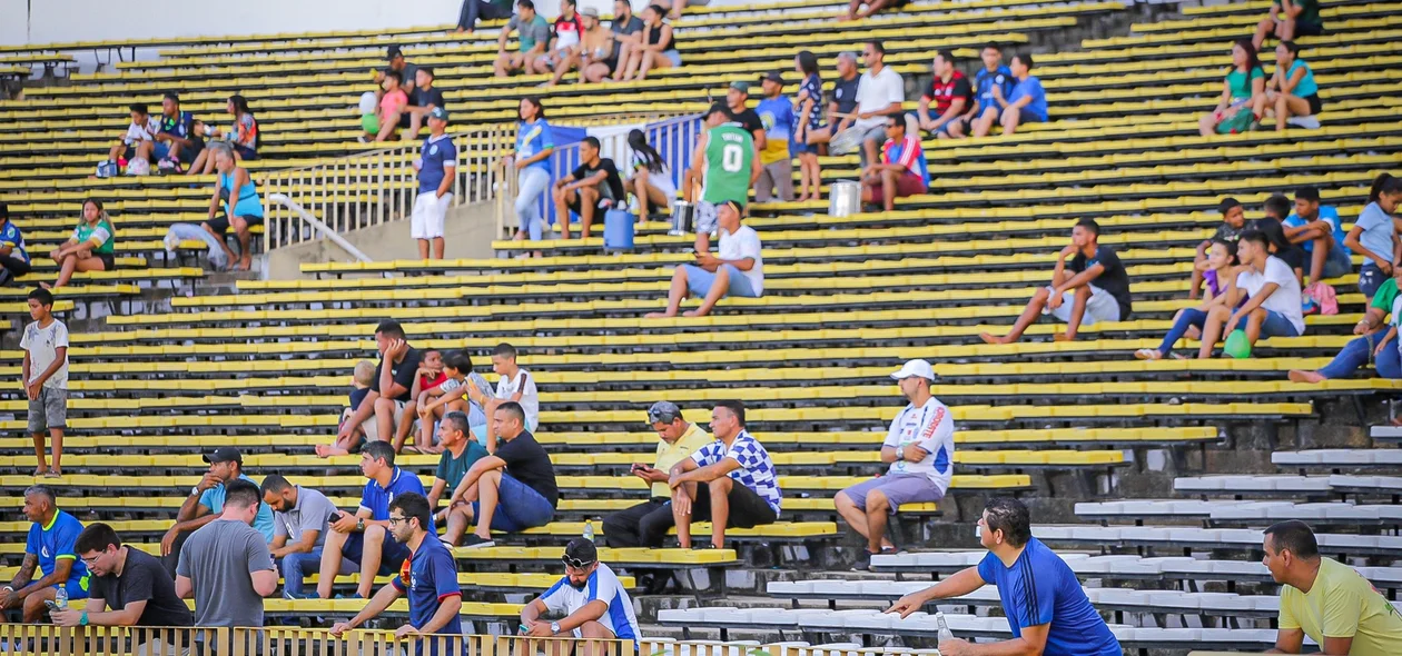 Torcedores no setor das cabines no Albertão