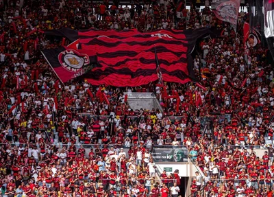 Torcida do flamengo canta música ofensiva à Pelé