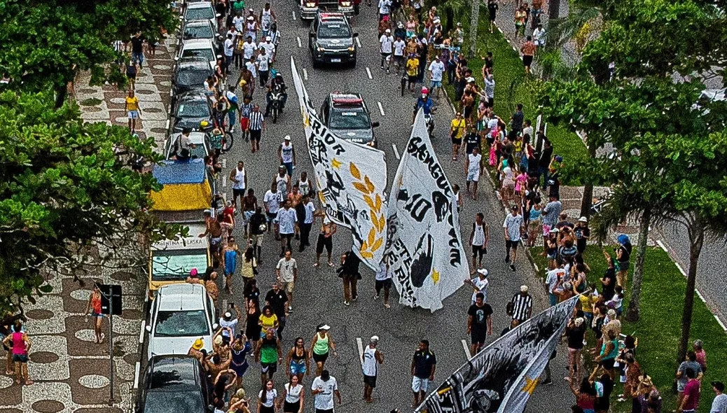 Torcidas organizadas do Santos FC acompanham cortejo do Rei Pelé pelas ruas de Santos