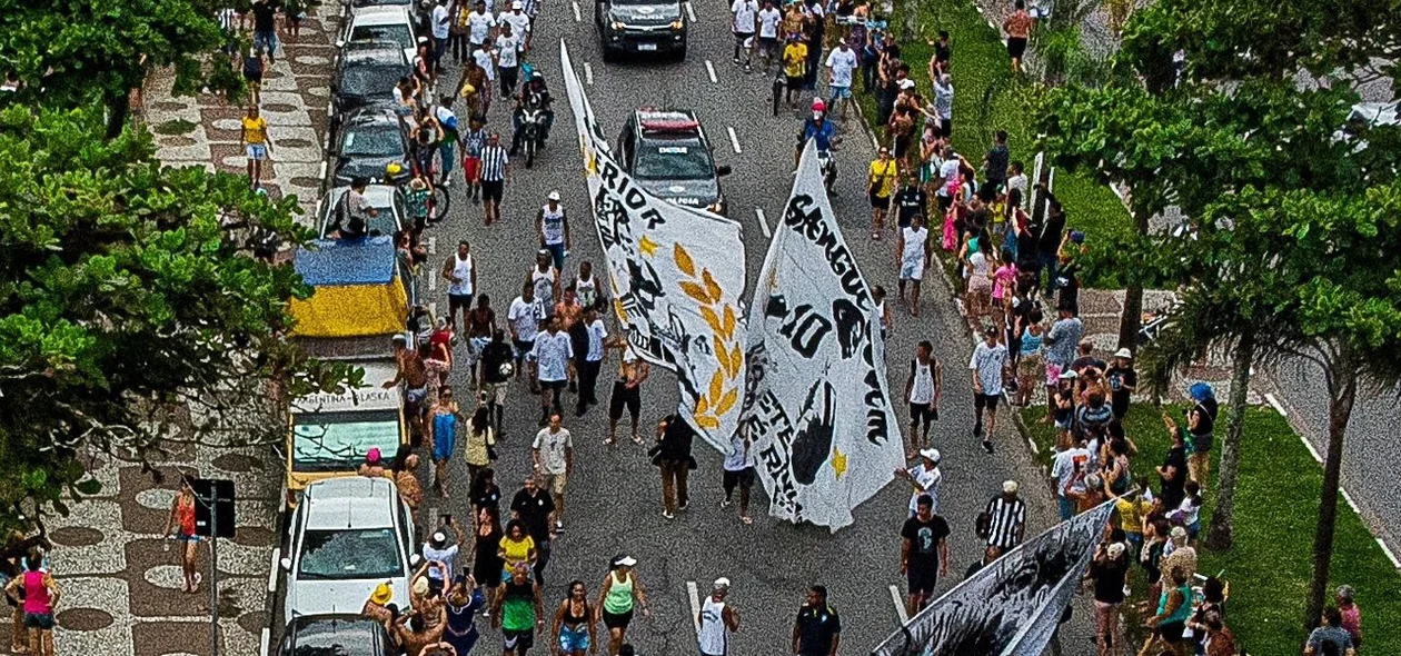 Torcidas organizadas do Santos FC acompanham cortejo do Rei Pelé pelas ruas de Santos