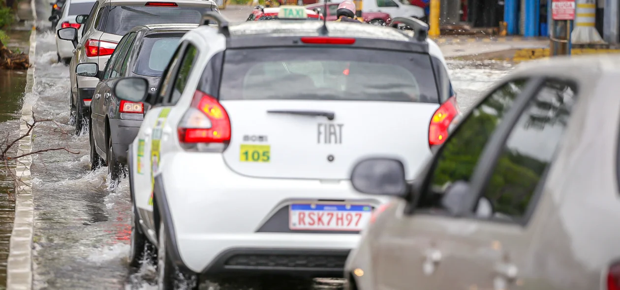 Trânsito lento na Av. Presidente Kennedy