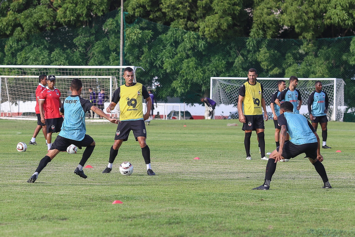 Treino coletivo entre os jogadores