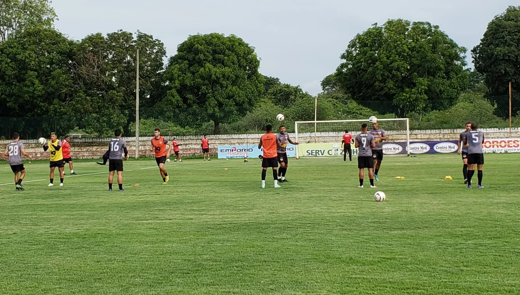 Treino de cabeceio entre os jogadores do River