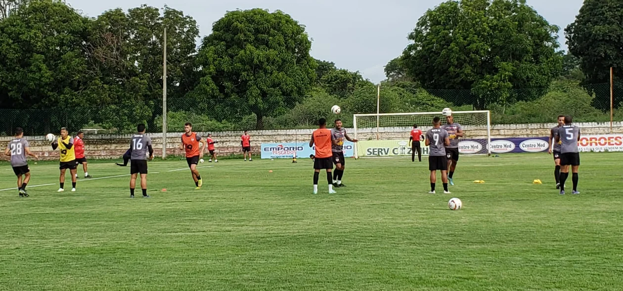 Treino de cabeceio entre os jogadores do River