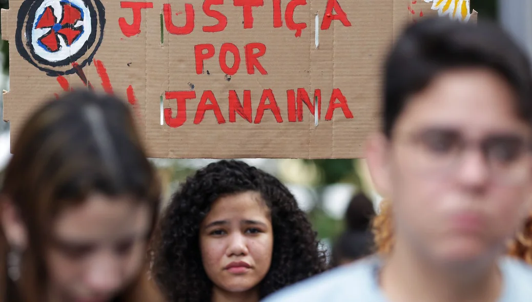 Tristeza marcou a vigília em memória de Janaína