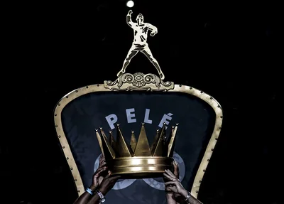 Trono e Coroa de Pelé na Vila Belmiro é erguido por Edu, Lima, Clodoaldo e Manoel Maria