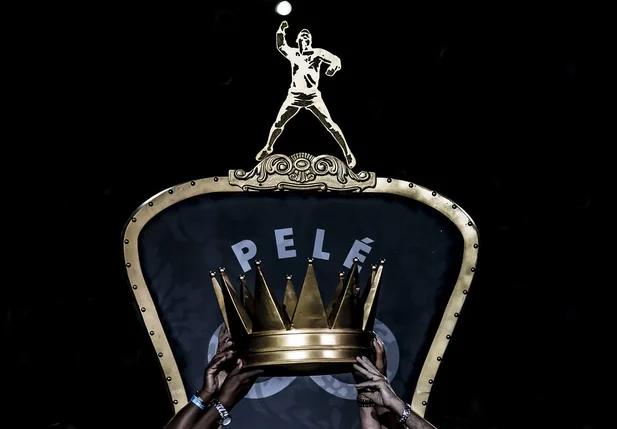 Trono e Coroa de Pelé na Vila Belmiro é erguido por Edu, Lima, Clodoaldo e Manoel Maria