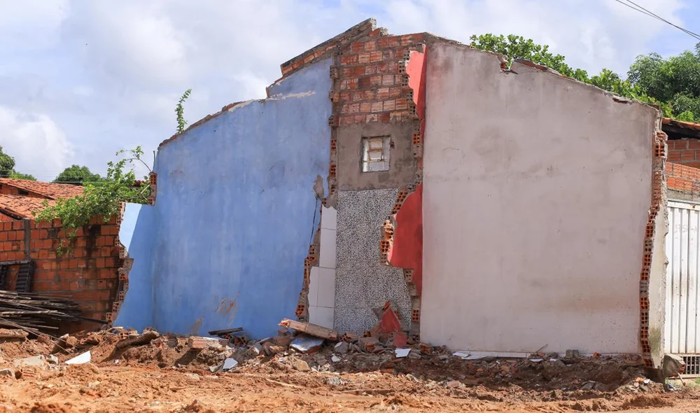 Tudo que sobrou de uma das casas que foram demolidas
