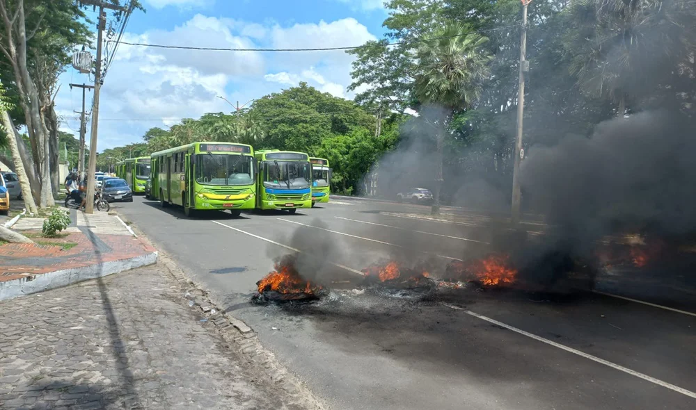 Uma das vias da Avenida Marechal Castelo Branco foi interditada pelos trabalhadores