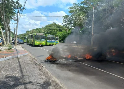 Uma das vias da Avenida Marechal Castelo Branco foi interditada pelos trabalhadores