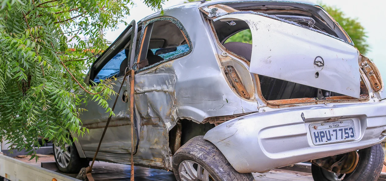 Veículo ficou destruído