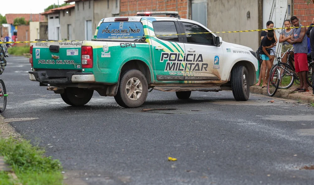 Viatura do 13º BPM no local do crime
