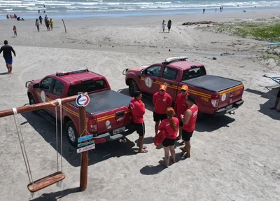 Viaturas dos bombeiros na Praia de Atalaia, litoral do Piauí