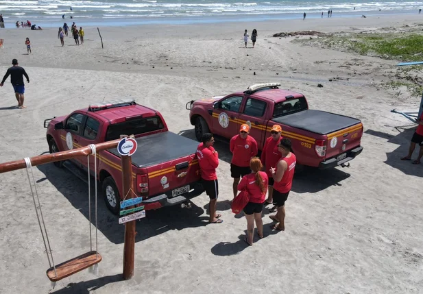 Viaturas dos bombeiros na Praia de Atalaia, litoral do Piauí