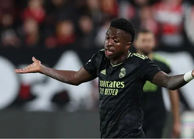 Vini Jr é alvo de ofensas racistas por parte da torcida adversária