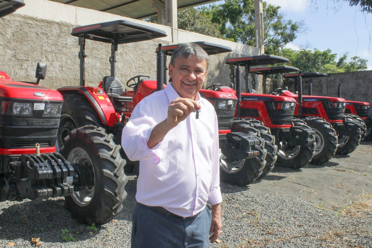 Wellington Dias entrega tratores e kits de irrigação no Piauí