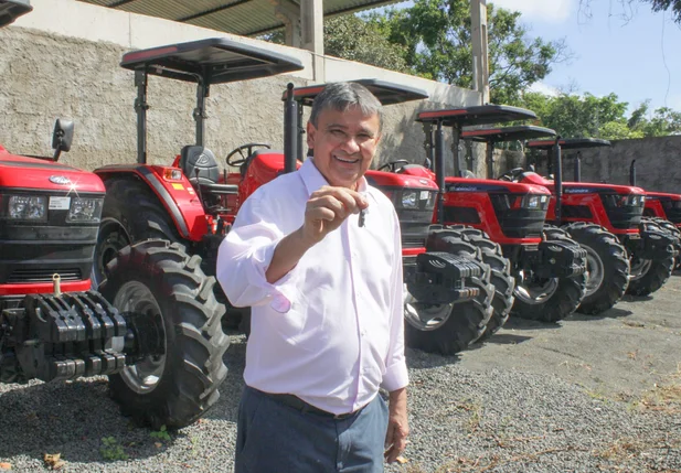 Wellington Dias entrega tratores e kits de irrigação no Piauí
