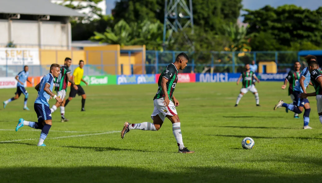 Weverton com a posse de bola