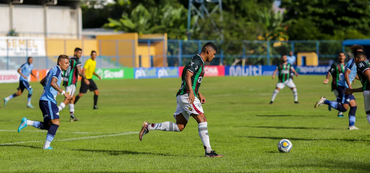 Weverton com a posse de bola