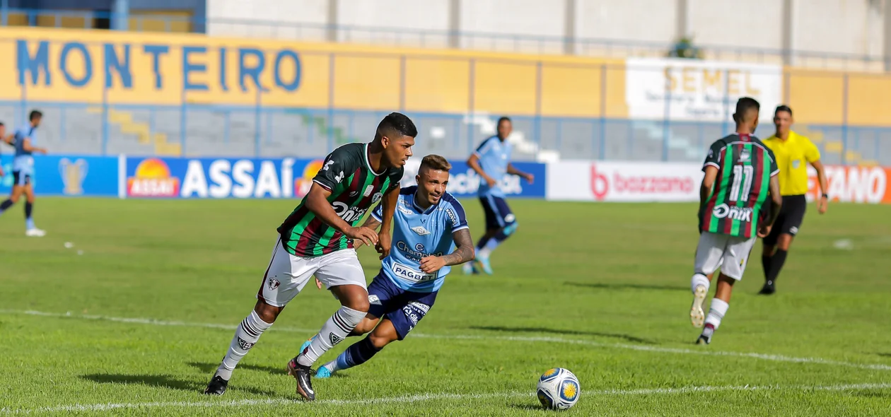 Wevertone e Geovane na disputa da bola