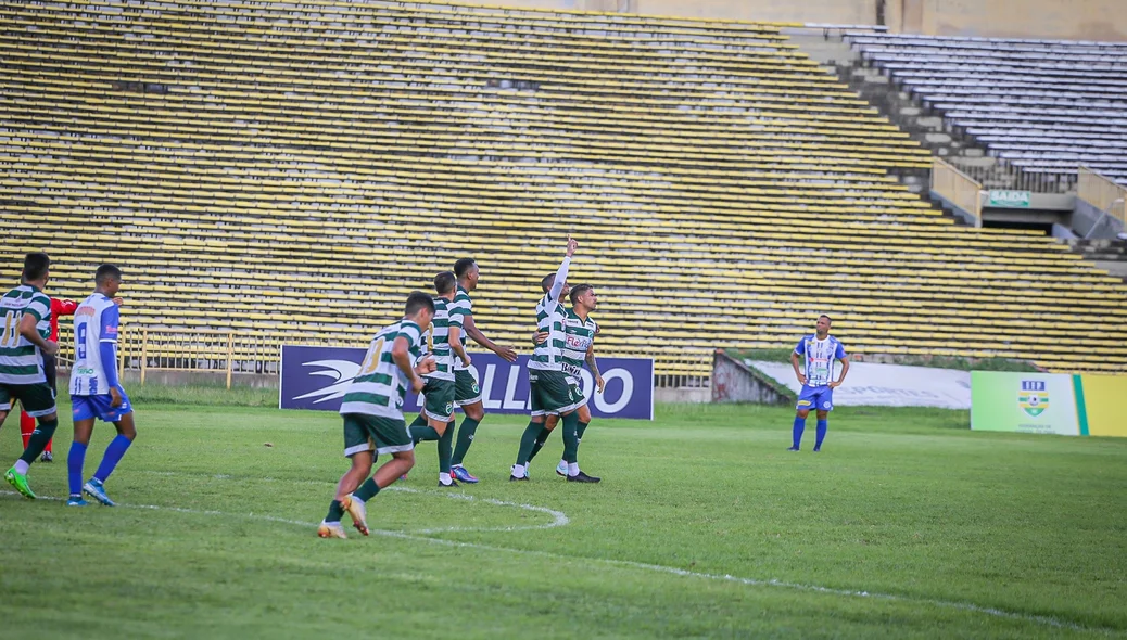 Wlliam fazendinha comemora gol do Altos junto aos companheiros