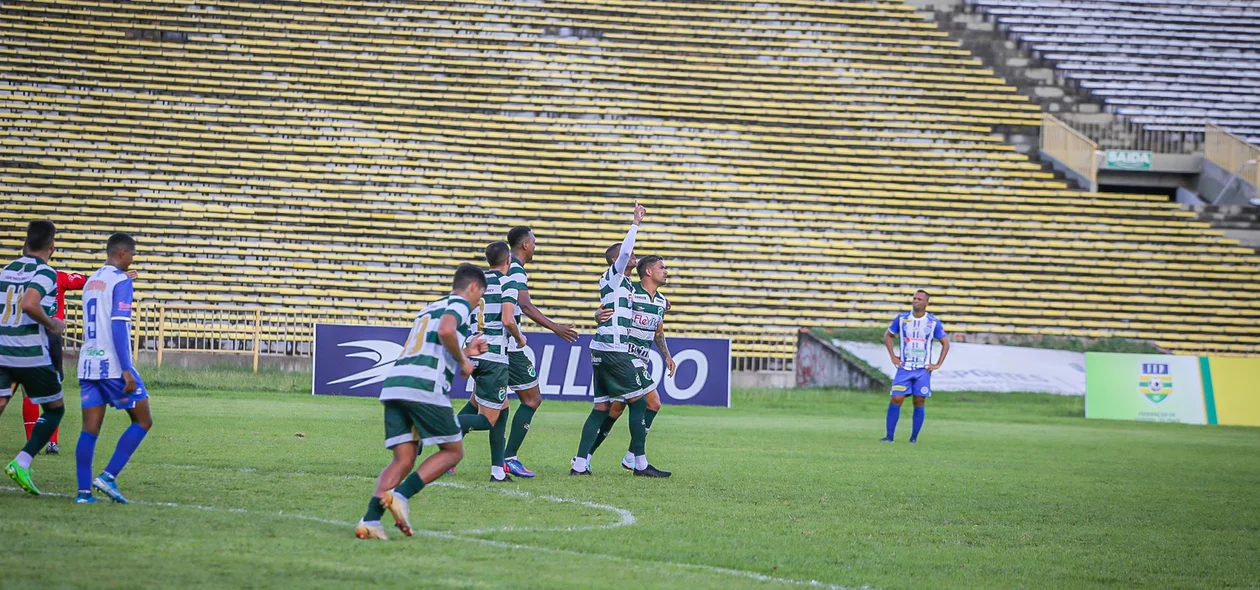 Wlliam fazendinha comemora gol do Altos junto aos companheiros
