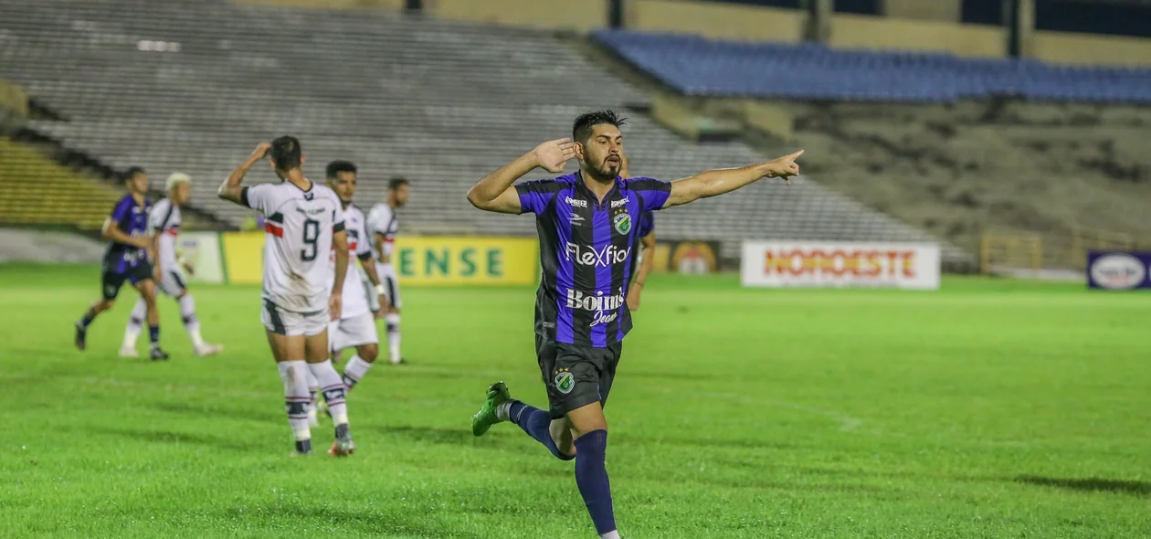 Yan comemorando gol do Altos