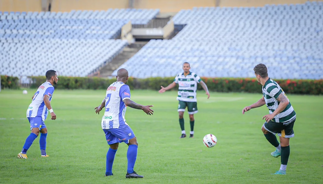 Yan em mais uma tentativa do Altos de chegar ao gol