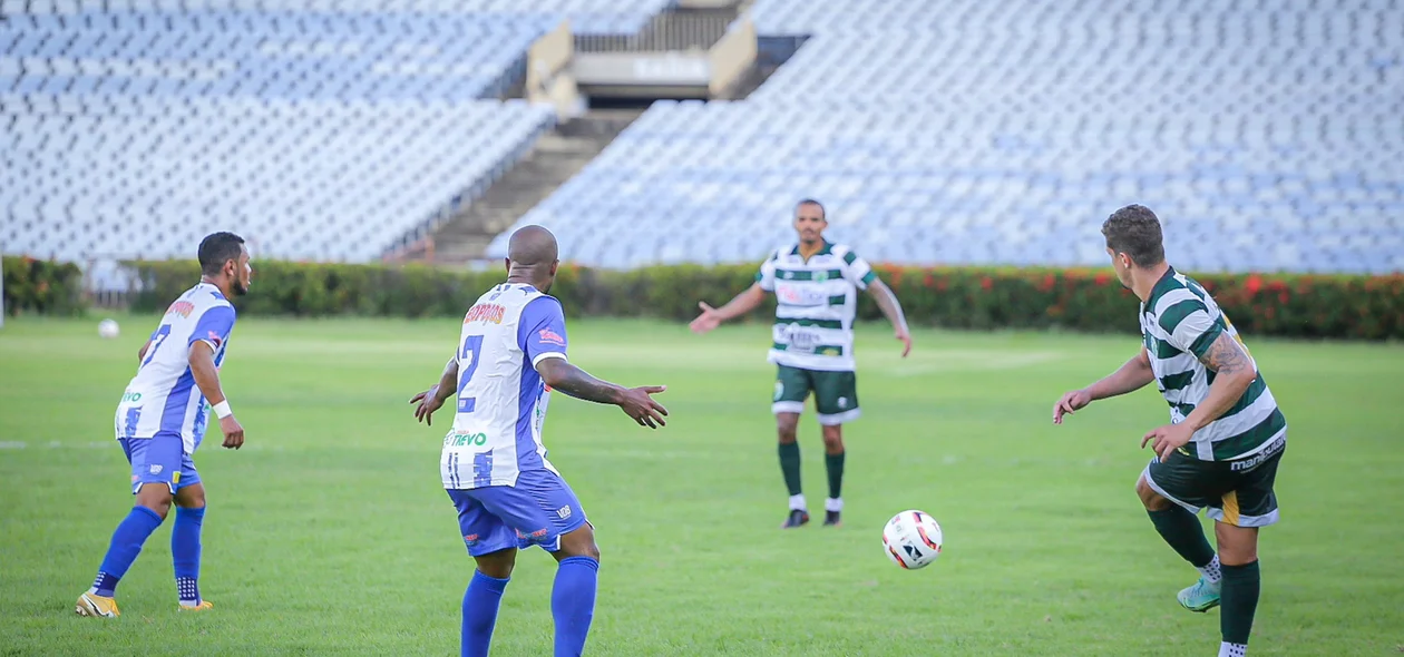 Yan em mais uma tentativa do Altos de chegar ao gol