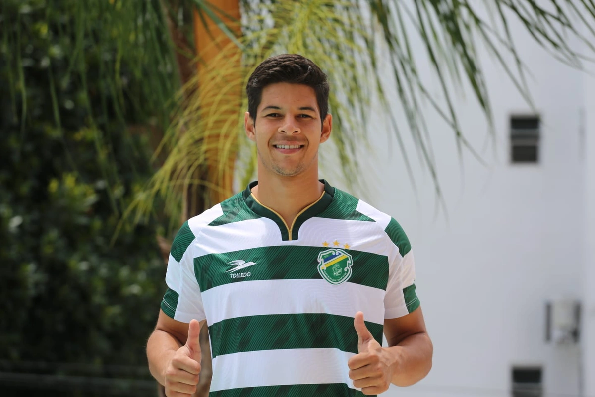 Zagueiro Lucas Souza posa com a nova camisa do Altos em alusão aos 10 anos do clube