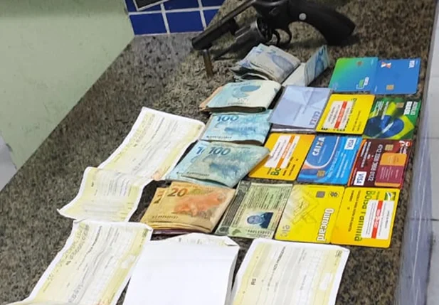 2º BPM prendeu homem com mais de 4 mil de reais proveninentes de jgos de azar e com arma de fogo