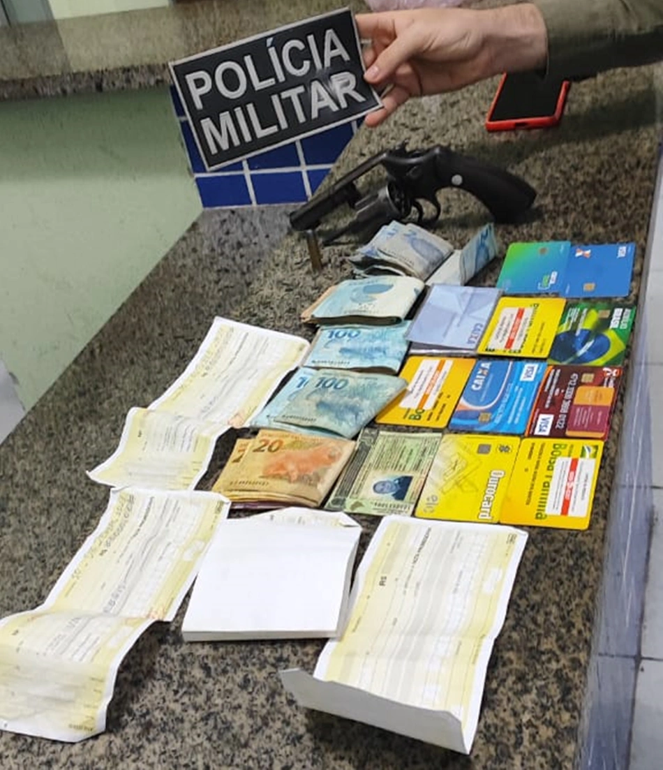 2º BPM prendeu homem com mais de 4 mil de reais proveninentes de jgos de azar e com arma de fogo