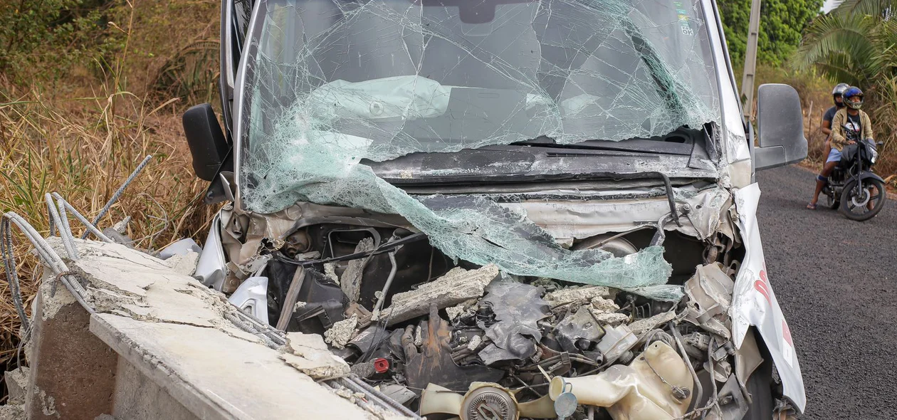 A van ficou com a frente destruída