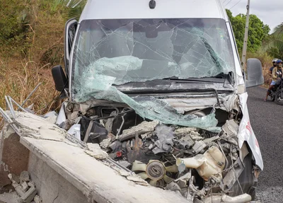 A van ficou com a frente destruída