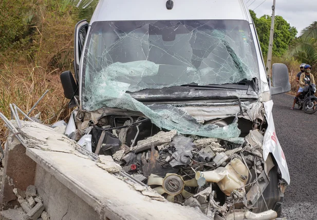 A van ficou com a frente destruída