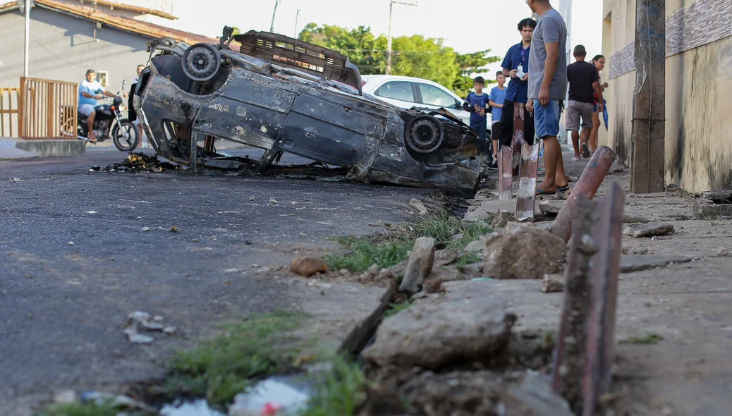 A vítima chegou a ficar presa no carro em chamas