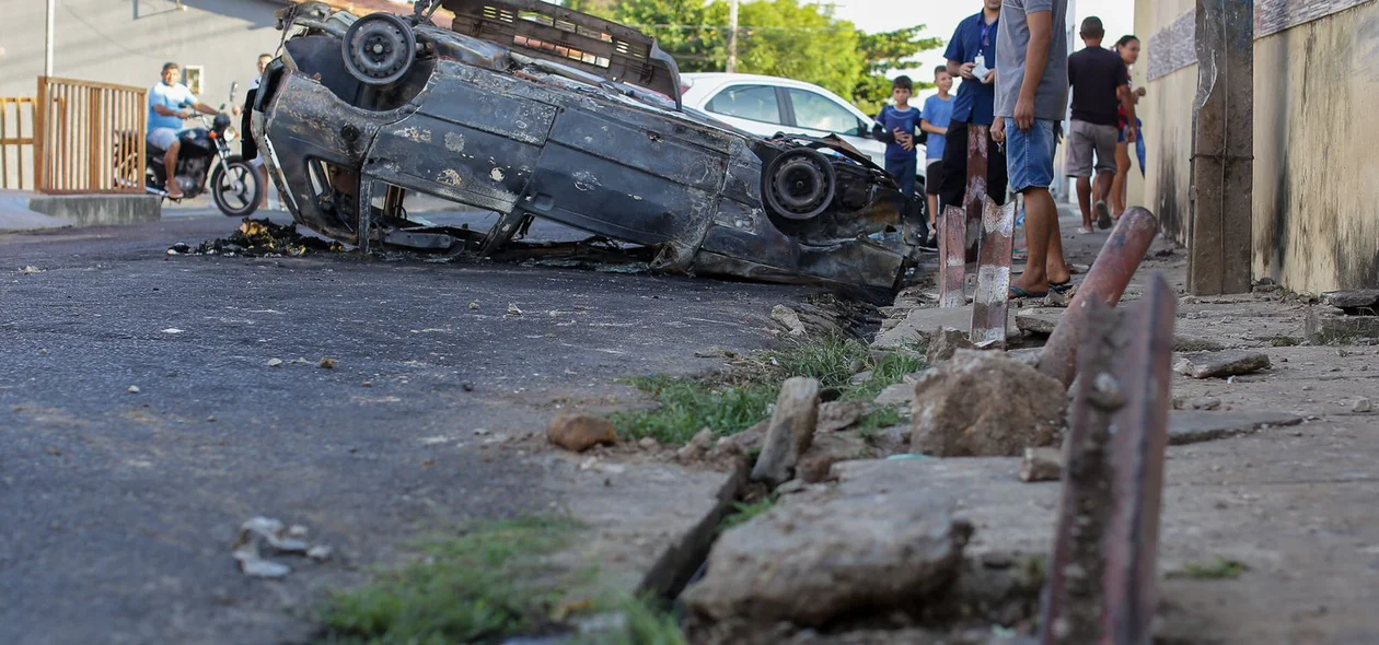 A vítima chegou a ficar presa no carro em chamas