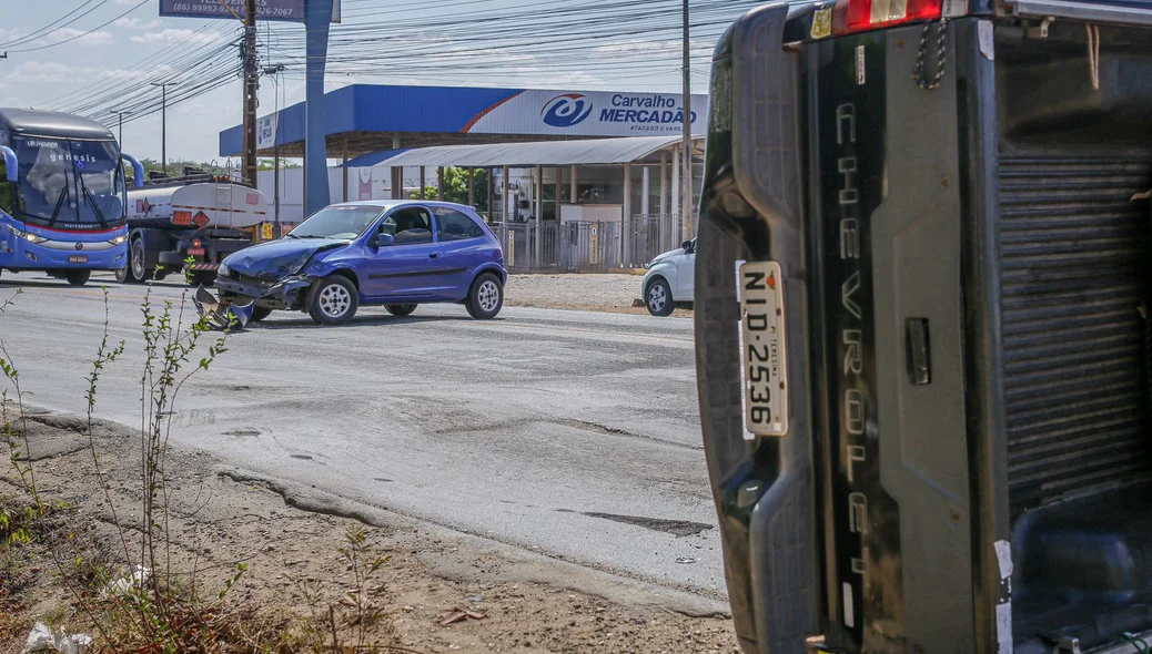 Acidente envolvendo 2 carros na BR-343