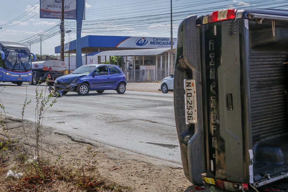 Acidente envolvendo 2 carros na BR-343