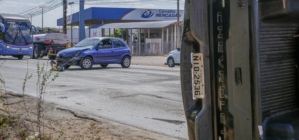 Acidente envolvendo 2 carros na BR-343