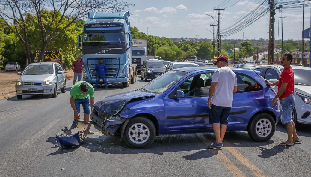 Acidente envolvendo dois carros na BR-343