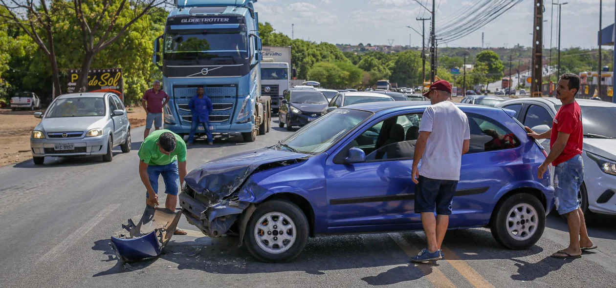 Acidente envolvendo dois carros na BR-343